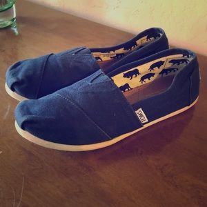 TOMS blue flat shoes with animal liner